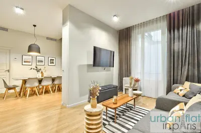 Télévision ou salle de divertissement dans l'établissement UrbanFlat 140 - Beautiful Duplex apartment in Saint-Germain des Pres