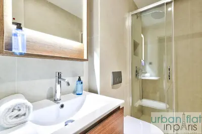 Salle de bains dans l'établissement UrbanFlat 140 - Beautiful Duplex apartment in Saint-Germain des Pres