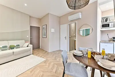 Cuisine ou kitchenette dans l'établissement Charming, cozy and air-conditioned Paris 17