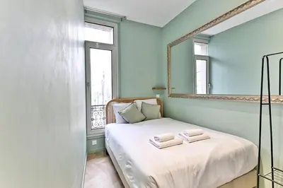Un ou plusieurs lits dans un hébergement de l'établissement Charming, cozy and air-conditioned Paris 17