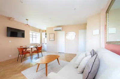 Télévision ou salle de divertissement dans l'établissement Designer & Air-Conditioned Apartment 2BR, Paris 17