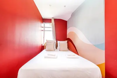 Un ou plusieurs lits dans un hébergement de l'établissement Designer & Air-Conditioned Apartment 2BR, Paris 17