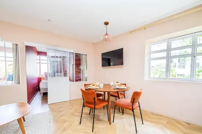 Télévision ou salle de divertissement dans l'établissement Designer & Air-Conditioned Apartment 2BR, Paris 17