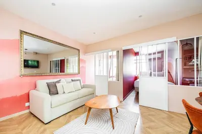 Coin salon dans l'établissement Designer & Air-Conditioned Apartment 2BR, Paris 17