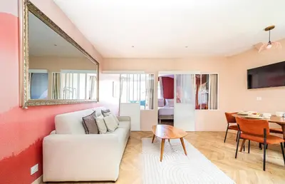 Coin salon dans l'établissement Designer & Air-Conditioned Apartment 2BR, Paris 17