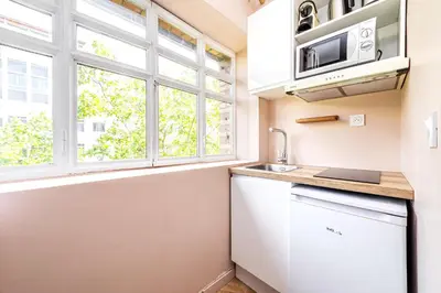 Cuisine ou kitchenette dans l'établissement Designer & Air-Conditioned Apartment 2BR, Paris 17