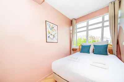 Un ou plusieurs lits dans un hébergement de l'établissement Designer & Air-Conditioned Apartment 2BR, Paris 17