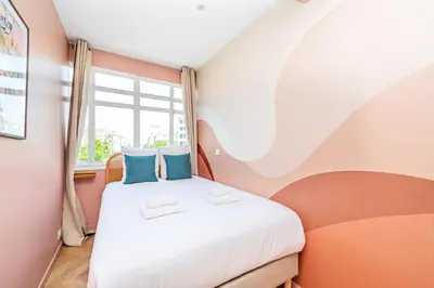 Un ou plusieurs lits dans un hébergement de l'établissement Designer & Air-Conditioned Apartment 2BR, Paris 17