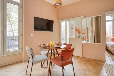 Télévision ou salle de divertissement dans l'établissement Comfortable 3 rooms with air conditioning