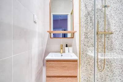 Salle de bains dans l'établissement Comfortable 3 rooms with air conditioning