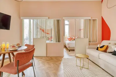 Télévision ou salle de divertissement dans l'établissement Comfortable 3 rooms with air conditioning