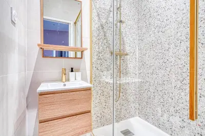 Salle de bains dans l'établissement Comfortable 3 rooms with air conditioning