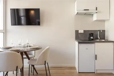 Cuisine ou kitchenette dans l'établissement Studio moderne et climatisé - proche Paris