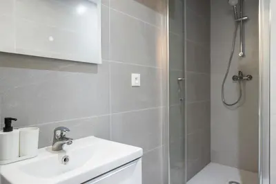 Salle de bains dans l'établissement Charming and spacious air-conditioned apartment