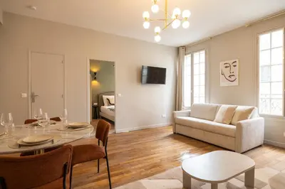 Télévision ou salle de divertissement dans l'établissement Charming and spacious air-conditioned apartment
