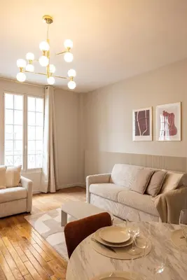 Coin salon dans l'établissement Charming and spacious air-conditioned apartment