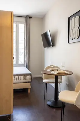 Télévision ou salle de divertissement dans l'établissement Air-conditioned and cozy haven