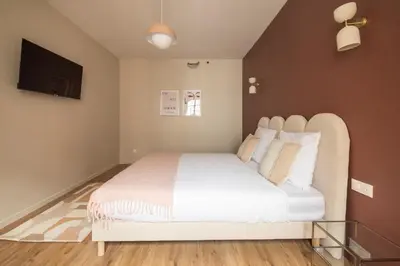 Un ou plusieurs lits dans un hébergement de l'établissement Elegant, fully-equipped, air-conditioned accommodation