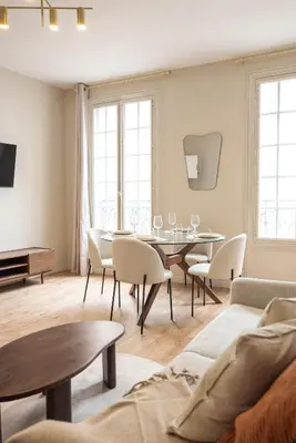 Télévision ou salle de divertissement dans l'établissement Elegant, fully-equipped, air-conditioned accommodation