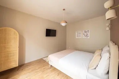 Un ou plusieurs lits dans un hébergement de l'établissement Elegant, fully-equipped, air-conditioned accommodation