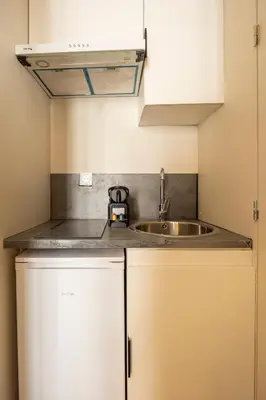 Cuisine ou kitchenette dans l'établissement Stylish & Cozy Air-Conditioned Studio