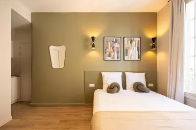 Un ou plusieurs lits dans un hébergement de l'établissement Stylish & Cozy Air-Conditioned Studio