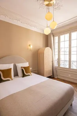 Un ou plusieurs lits dans un hébergement de l'établissement Elegant air-conditioned apartment with separate bedroom