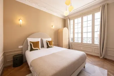 Un ou plusieurs lits dans un hébergement de l'établissement Elegant air-conditioned apartment with separate bedroom