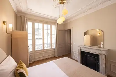 Un ou plusieurs lits dans un hébergement de l'établissement Elegant air-conditioned apartment with separate bedroom