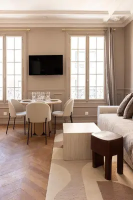 Télévision ou salle de divertissement dans l'établissement Elegant air-conditioned apartment with separate bedroom
