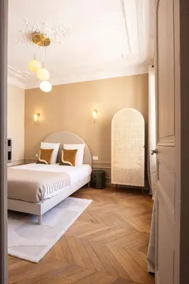 Un ou plusieurs lits dans un hébergement de l'établissement Elegant air-conditioned apartment with separate bedroom