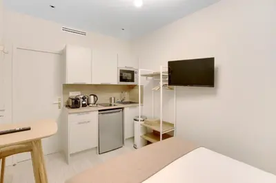 Cuisine ou kitchenette dans l'établissement Studio climatisé confort & élégance