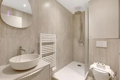Salle de bains dans l'établissement Havre climatisé au cœur de Neuilly