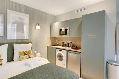 Cuisine ou kitchenette dans l'établissement Élégant studio climatisé - Neuilly