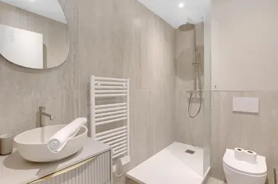 Salle de bains dans l'établissement Élégant studio climatisé - Neuilly