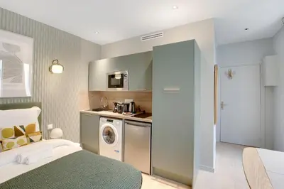Cuisine ou kitchenette dans l'établissement Élégant studio climatisé - Neuilly