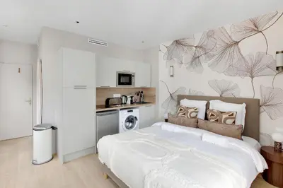 Cuisine ou kitchenette dans l'établissement Bright and cozy air-conditioned studio