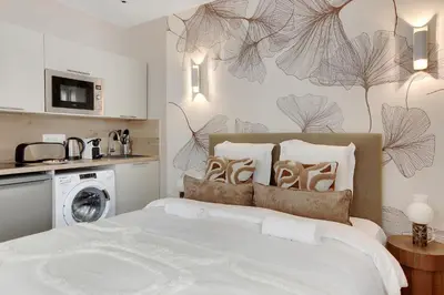 Cuisine ou kitchenette dans l'établissement Bright and cozy air-conditioned studio