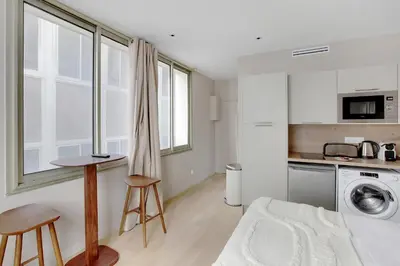 Cuisine ou kitchenette dans l'établissement Bright and cozy air-conditioned studio
