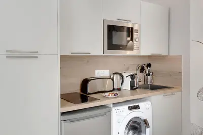 Cuisine ou kitchenette dans l'établissement Bright and cozy air-conditioned studio