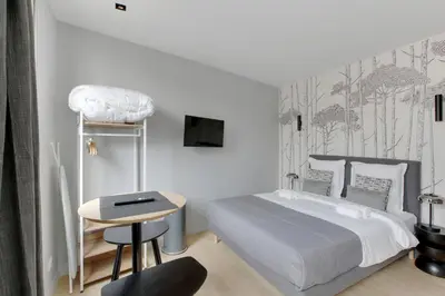 Un ou plusieurs lits dans un hébergement de l'établissement Refined air-conditioned studio in Neuilly