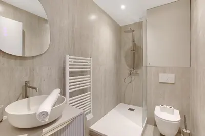 Salle de bains dans l'établissement Refined air-conditioned studio in Neuilly