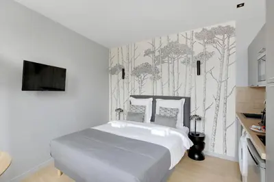 Un ou plusieurs lits dans un hébergement de l'établissement Refined air-conditioned studio in Neuilly