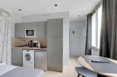 Cuisine ou kitchenette dans l'établissement Refined air-conditioned studio in Neuilly