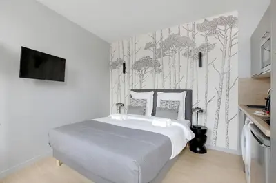 Un ou plusieurs lits dans un hébergement de l'établissement Refined air-conditioned studio in Neuilly