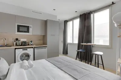 Cuisine ou kitchenette dans l'établissement Refined air-conditioned studio in Neuilly
