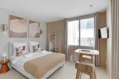 Un ou plusieurs lits dans un hébergement de l'établissement Modern Studio with Cozy Atmosphere in Neuilly