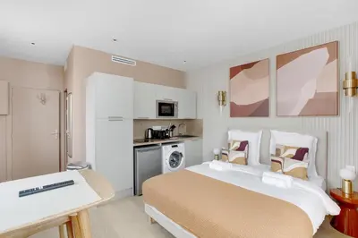 Cuisine ou kitchenette dans l'établissement Modern Studio with Cozy Atmosphere in Neuilly
