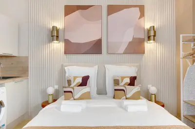 Un ou plusieurs lits dans un hébergement de l'établissement Modern Studio with Cozy Atmosphere in Neuilly