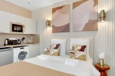 Cuisine ou kitchenette dans l'établissement Modern Studio with Cozy Atmosphere in Neuilly